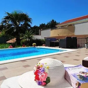 Vanilla With Heated Pool Apartment